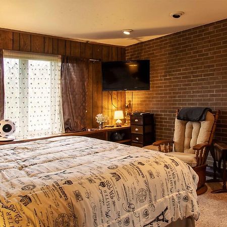 Shane Acres Country Inn Juneau Bagian luar foto