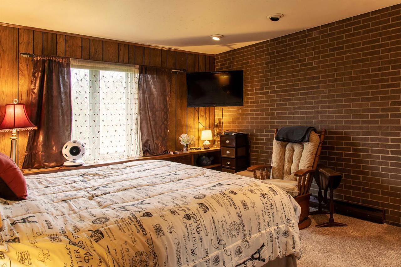 Shane Acres Country Inn Juneau Bagian luar foto