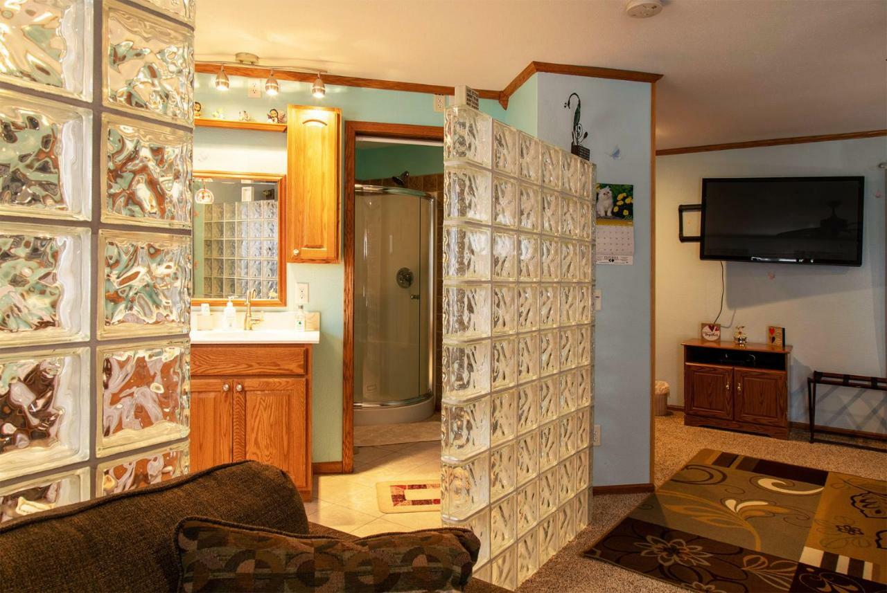 Shane Acres Country Inn Juneau Bagian luar foto