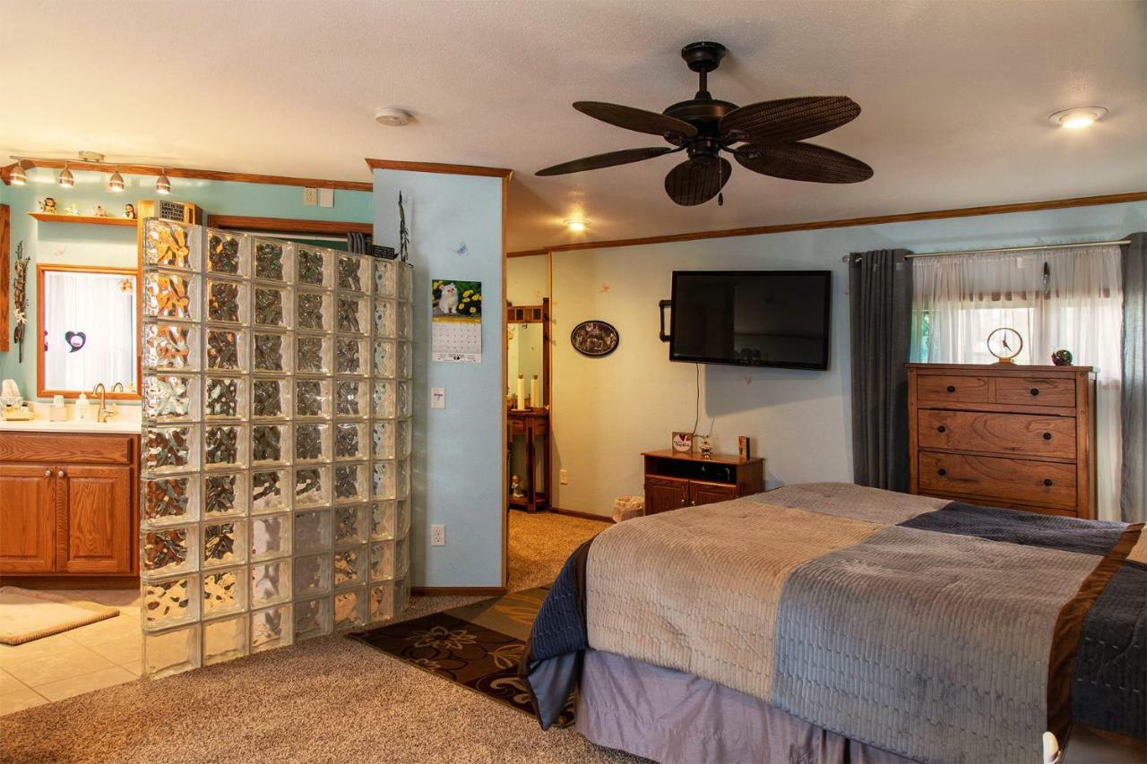 Shane Acres Country Inn Juneau Bagian luar foto