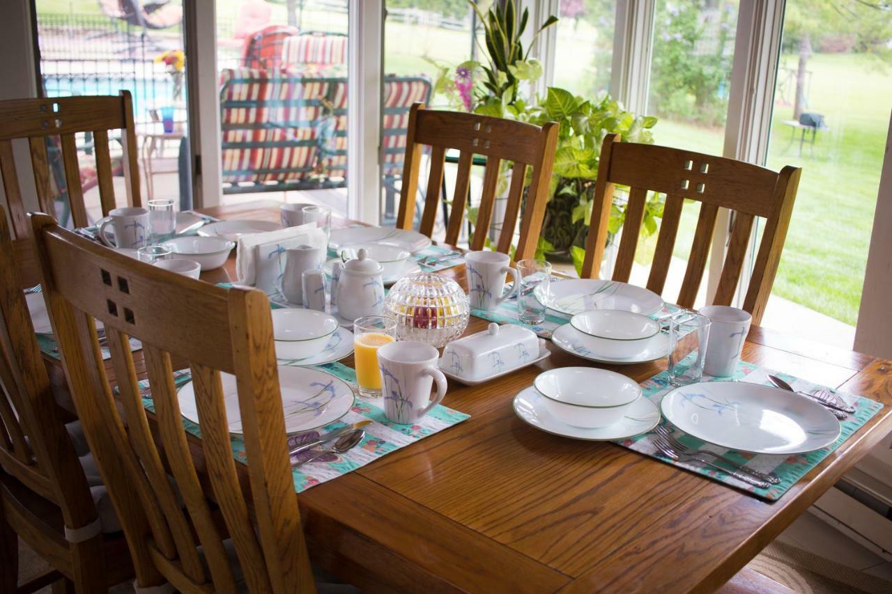 Shane Acres Country Inn Juneau Bagian luar foto